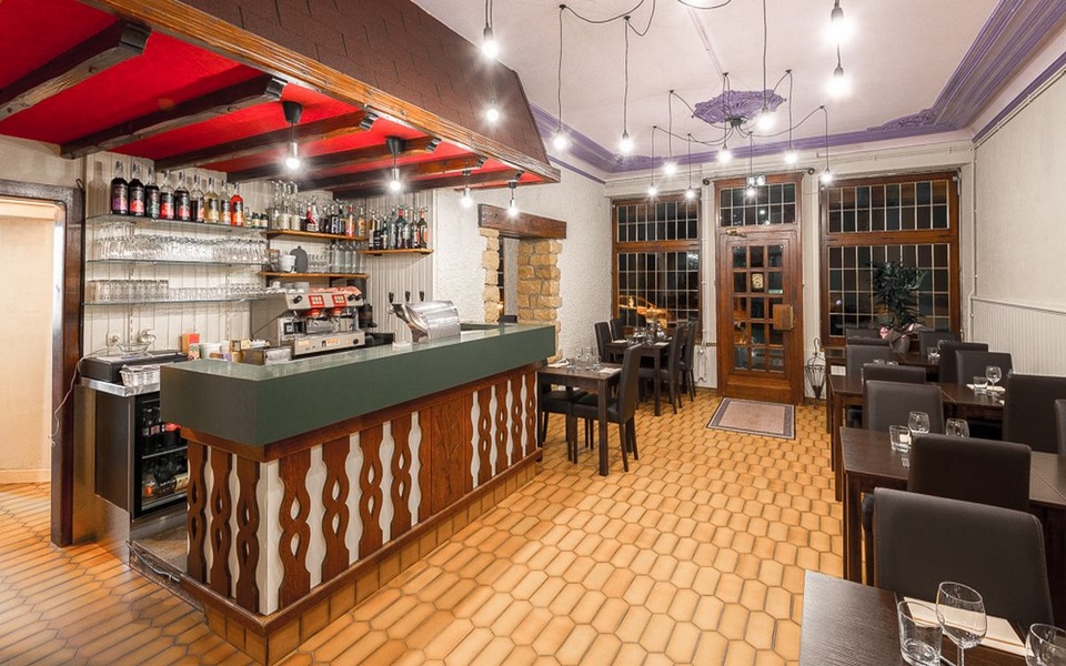 Salle d'accueil, Bar